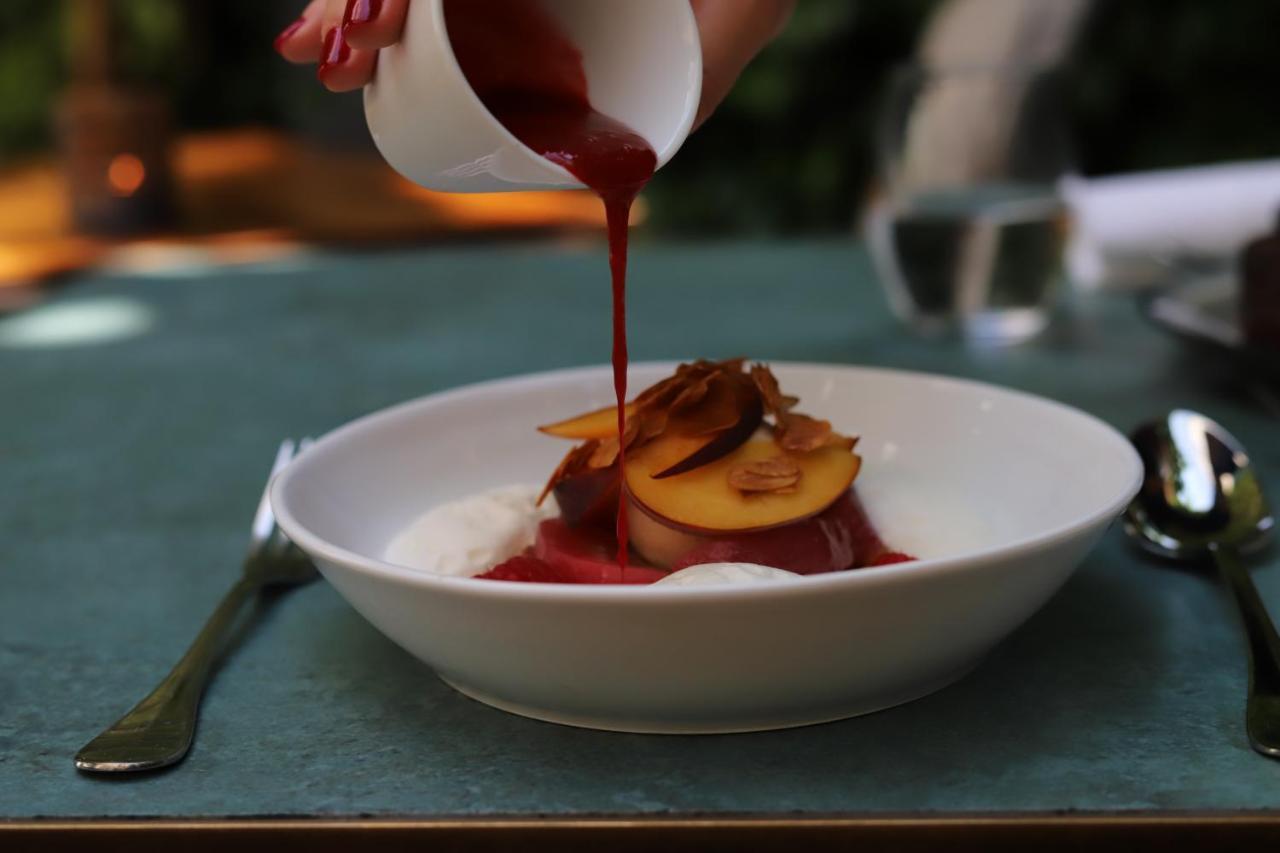 Maison Breguet Париж Екстериор снимка A dessert being drizzled with a sauce