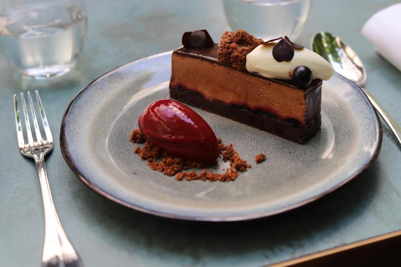 Maison Breguet Париж Екстериор снимка A chocolate dessert
